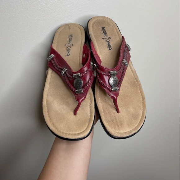 Minnetonka Flip Flop Sandals - Picture 2 of 8